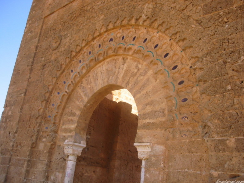 Entrée principale des ruines de Mansourah à...