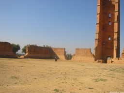 Deux touristes perdus dans les ruines de...