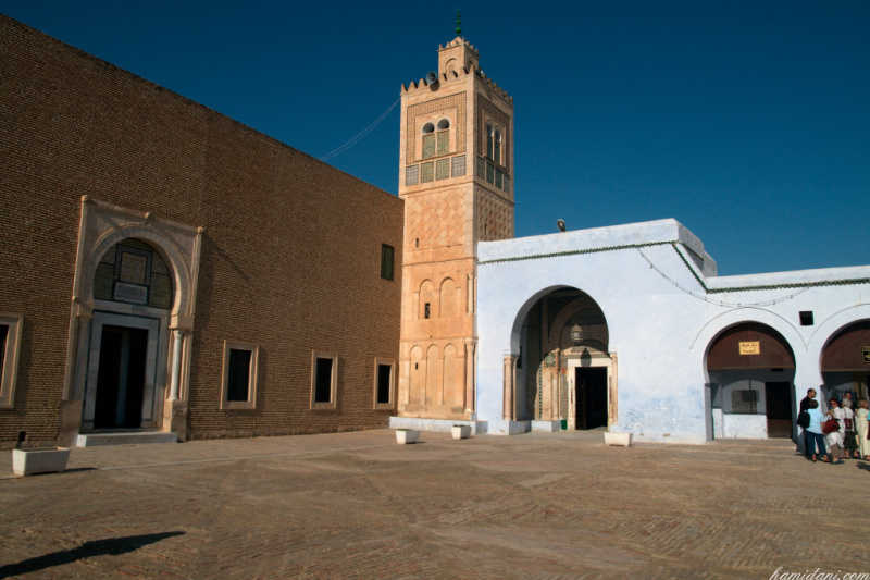 Kairouan, signifie étymologiquement « campement », cette ville se situe à 150 kilomètres au sud-ouest de Tunis